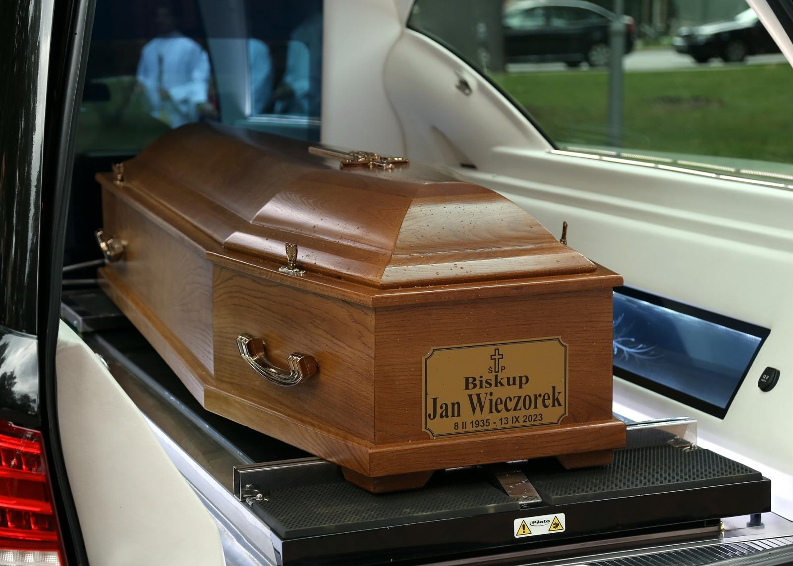 Zdjęcie w galerii na portalu naszraciborz.pl: Trwają uroczystości pogrzebowe śp. bpa Jana Wieczorka [FOTO] wiadomości z regionu