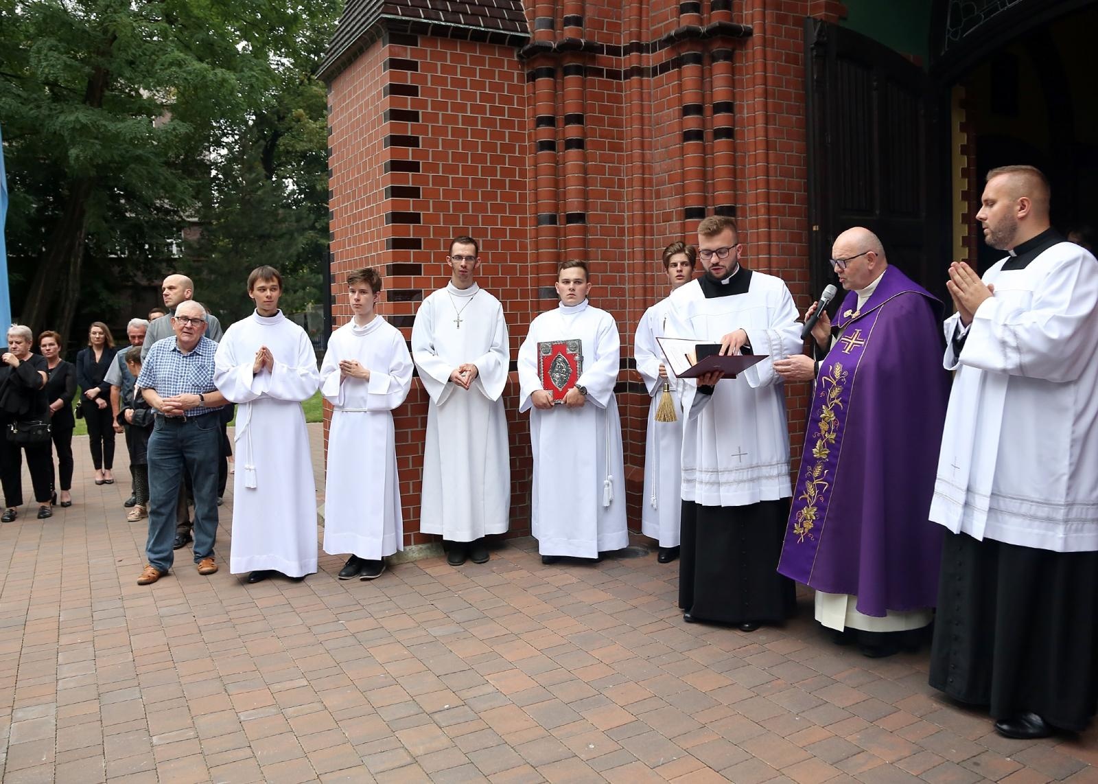 Zdjęcie w galerii na portalu naszraciborz.pl: Trwają uroczystości pogrzebowe śp. bpa Jana Wieczorka [FOTO] wiadomości z regionu