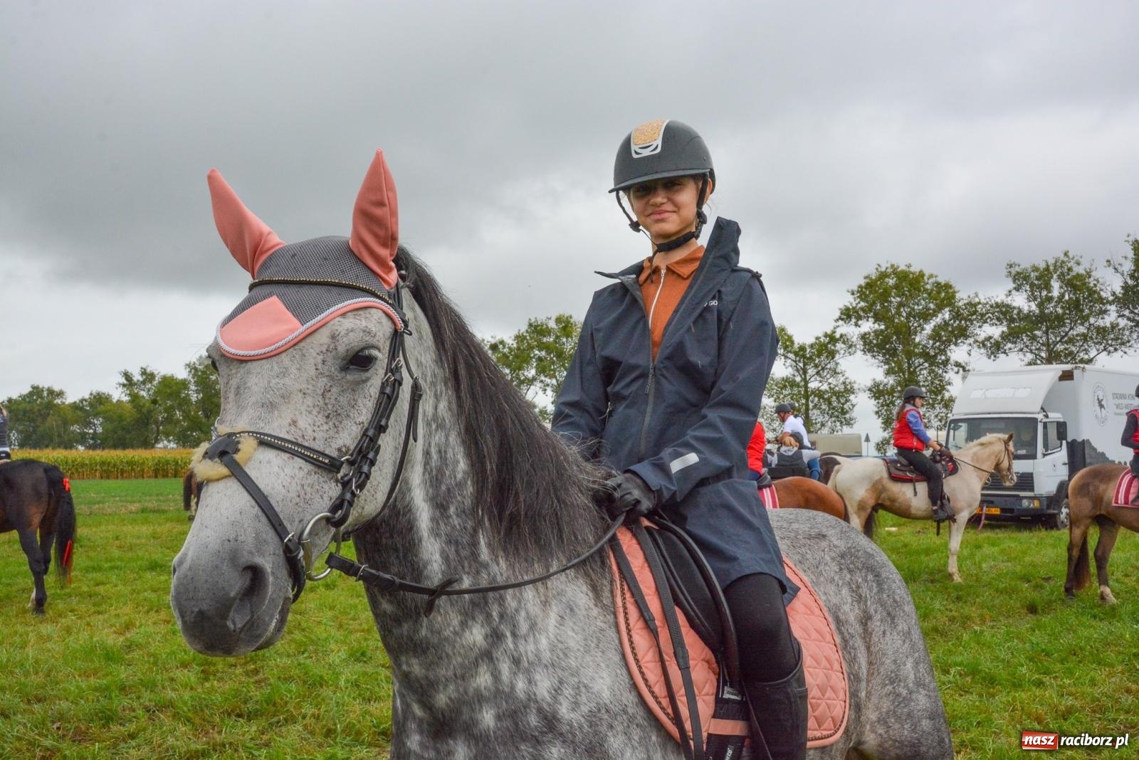 Zdjęcie w galerii na portalu naszraciborz.pl: Deszcz niestraszny miłośnikom koni. Hubertus w Żerdzinach [FOTO i WIDEO] wiadomości z regionu