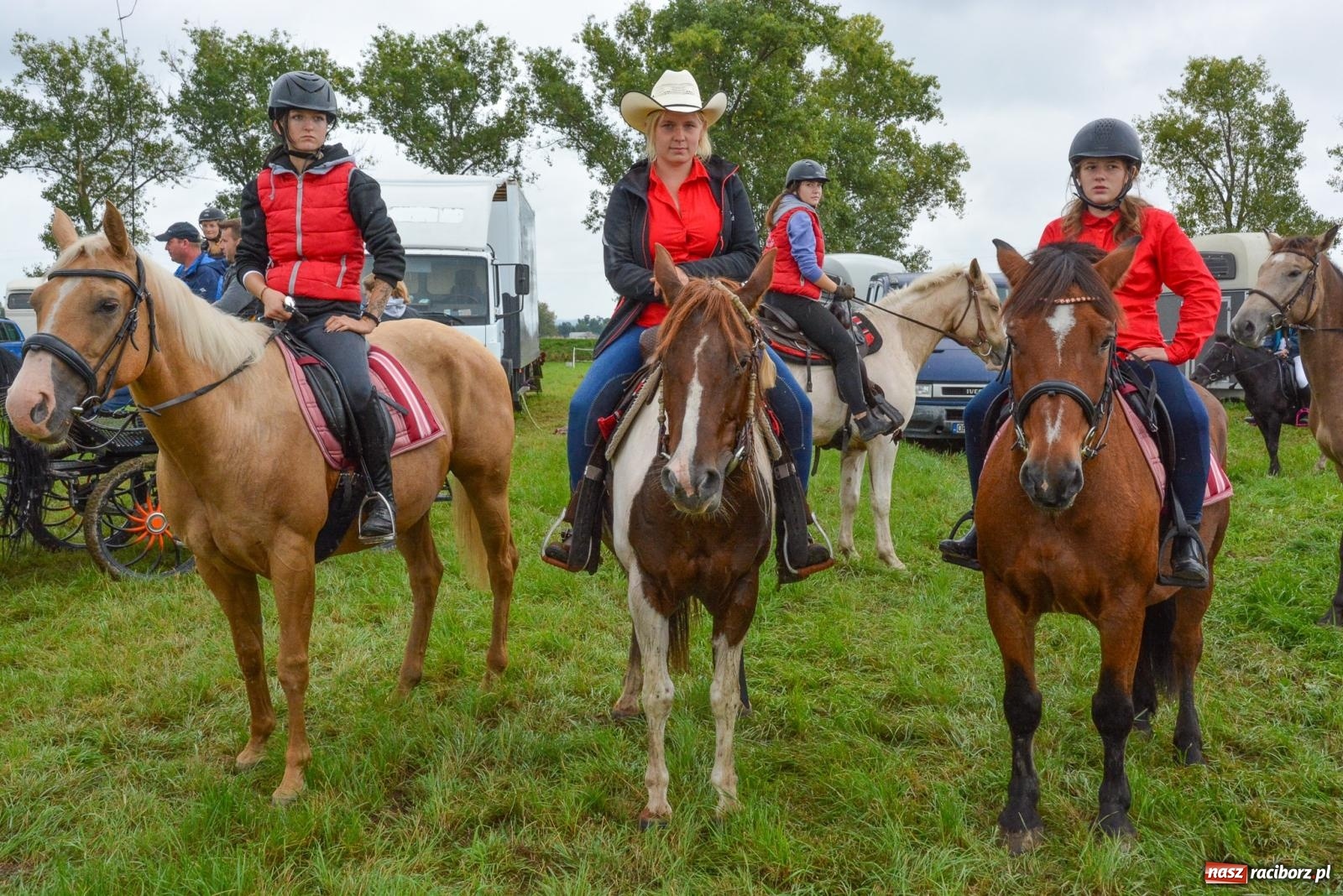Zdjęcie w galerii na portalu naszraciborz.pl: Deszcz niestraszny miłośnikom koni. Hubertus w Żerdzinach [FOTO i WIDEO] wiadomości z regionu