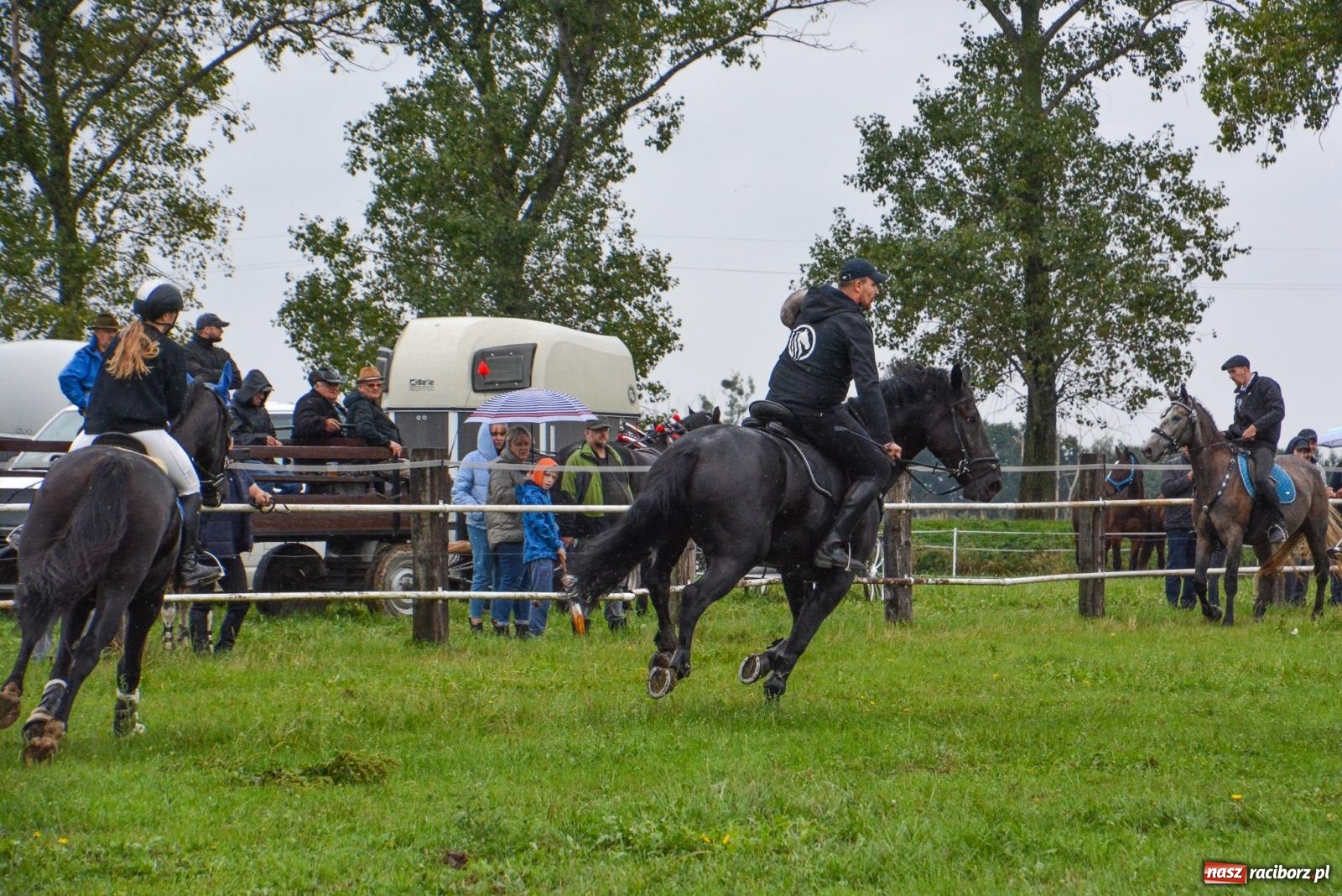 Zdjęcie w galerii na portalu naszraciborz.pl: Deszcz niestraszny miłośnikom koni. Hubertus w Żerdzinach [FOTO i WIDEO] wiadomości z regionu