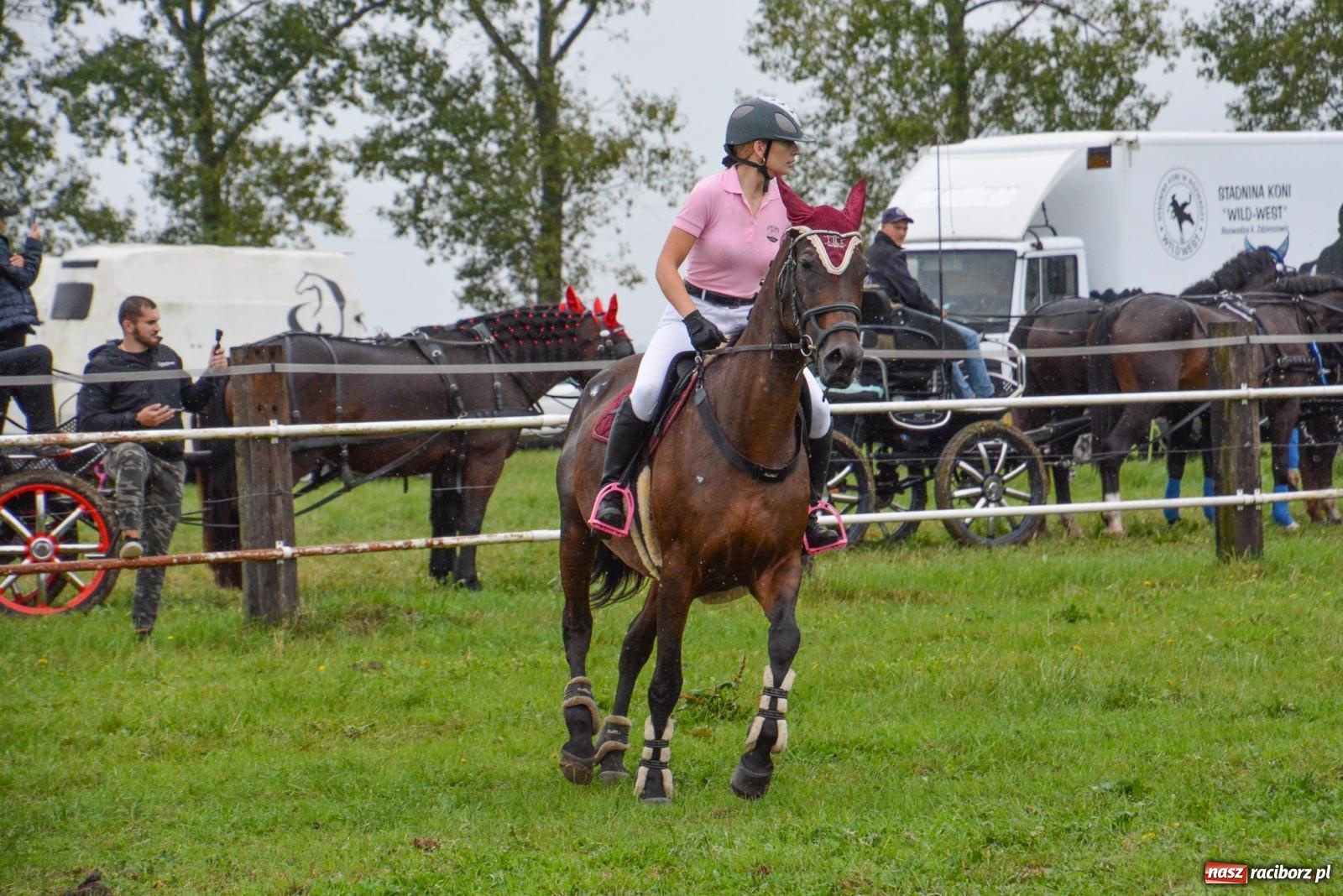 Zdjęcie w galerii na portalu naszraciborz.pl: Deszcz niestraszny miłośnikom koni. Hubertus w Żerdzinach [FOTO i WIDEO] wiadomości z regionu
