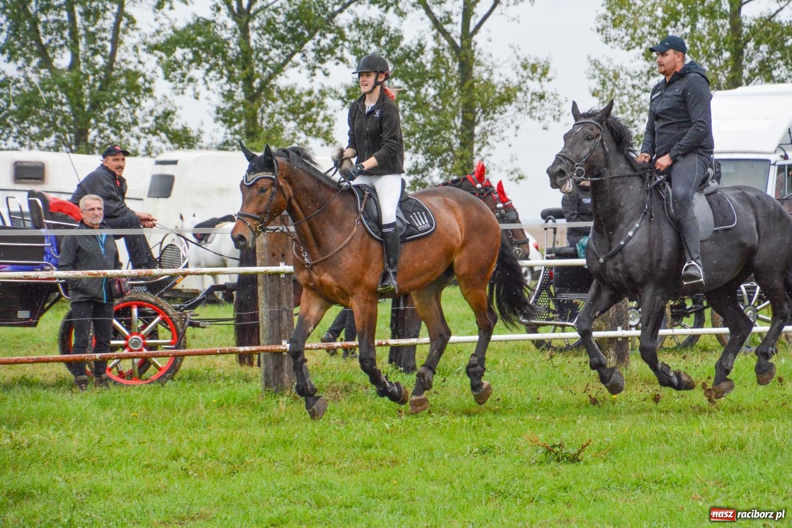 Zdjęcie w galerii na portalu naszraciborz.pl: Deszcz niestraszny miłośnikom koni. Hubertus w Żerdzinach [FOTO i WIDEO] wiadomości z regionu