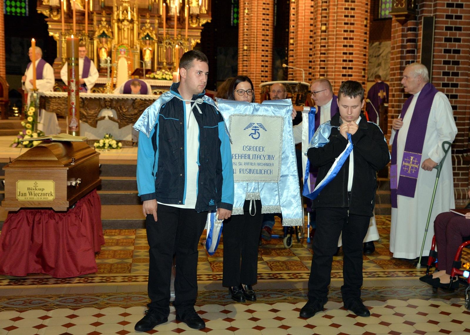 Zdjęcie w galerii na portalu naszraciborz.pl: Ostatnie pożegnanie śp. biskupa Jana Wieczorka [FOTO] wiadomości z regionu