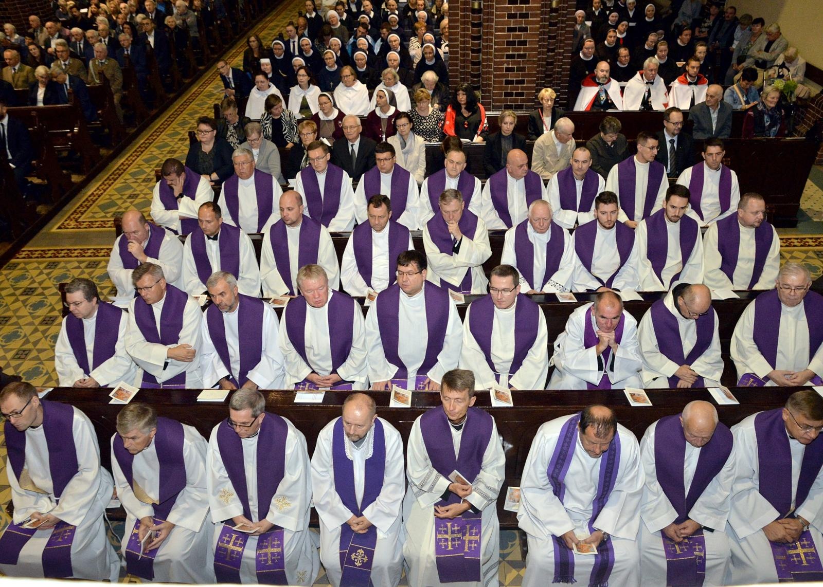 Zdjęcie w galerii na portalu naszraciborz.pl: Ostatnie pożegnanie śp. biskupa Jana Wieczorka [FOTO] wiadomości z regionu
