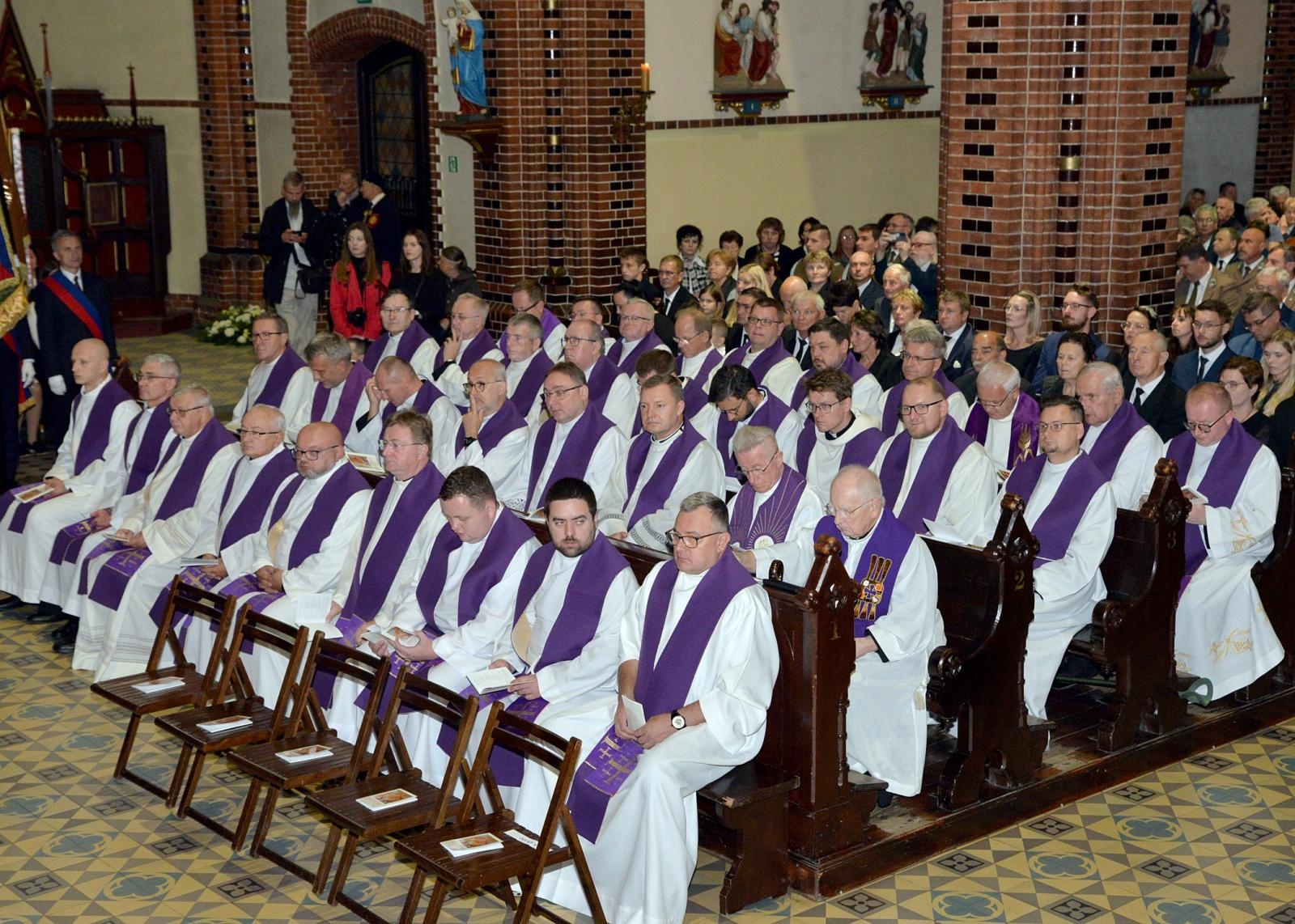 Zdjęcie w galerii na portalu naszraciborz.pl: Ostatnie pożegnanie śp. biskupa Jana Wieczorka [FOTO] wiadomości z regionu