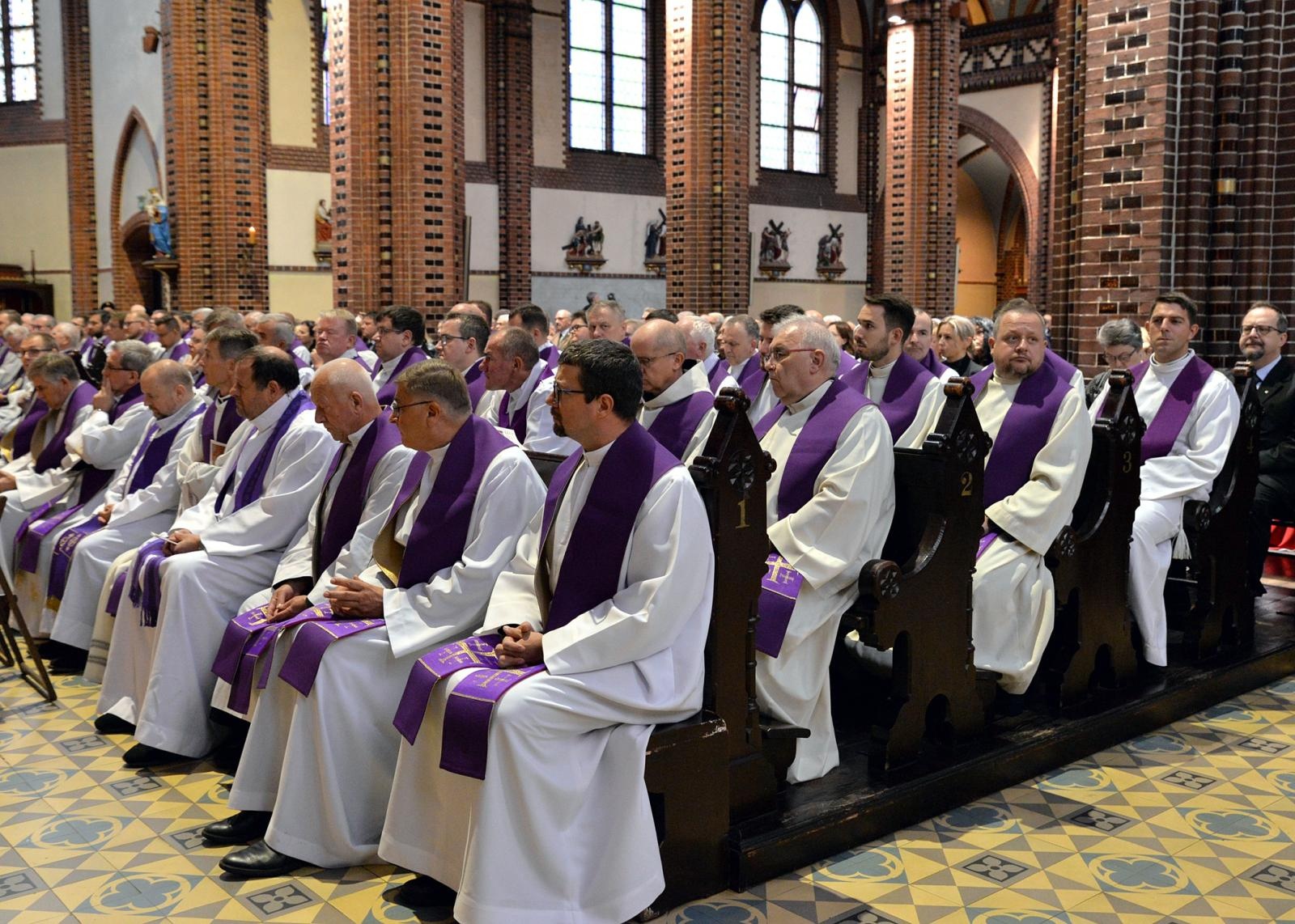 Zdjęcie w galerii na portalu naszraciborz.pl: Ostatnie pożegnanie śp. biskupa Jana Wieczorka [FOTO] wiadomości z regionu
