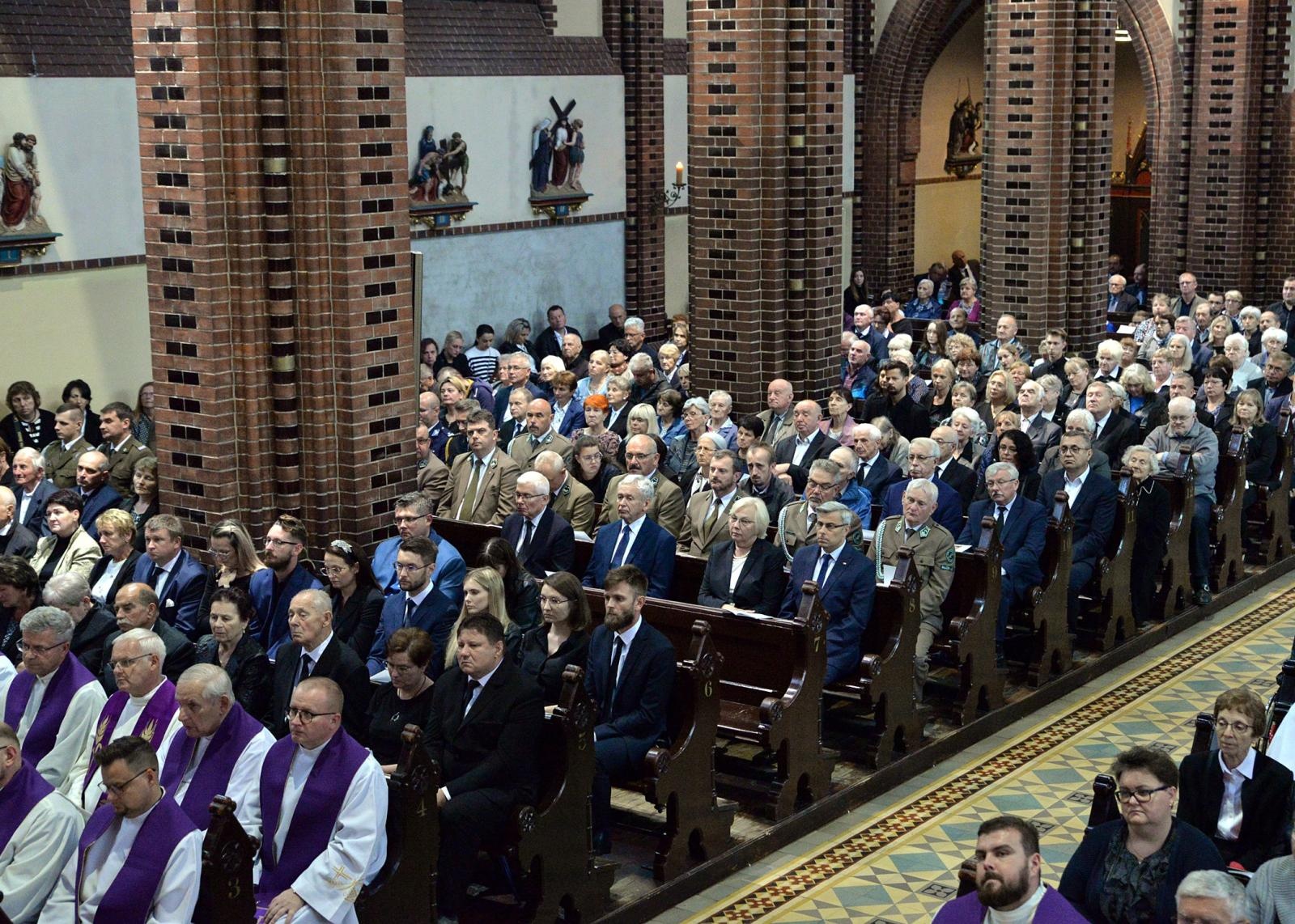 Zdjęcie w galerii na portalu naszraciborz.pl: Ostatnie pożegnanie śp. biskupa Jana Wieczorka [FOTO] wiadomości z regionu