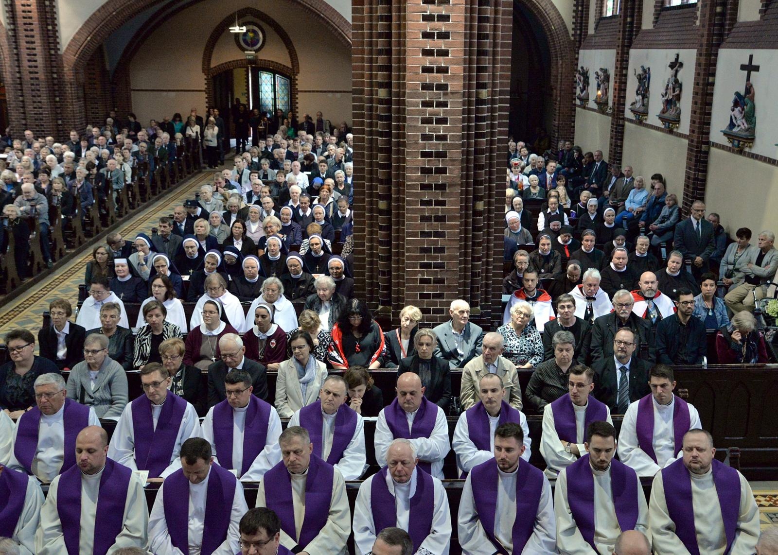 Zdjęcie w galerii na portalu naszraciborz.pl: Ostatnie pożegnanie śp. biskupa Jana Wieczorka [FOTO] wiadomości z regionu