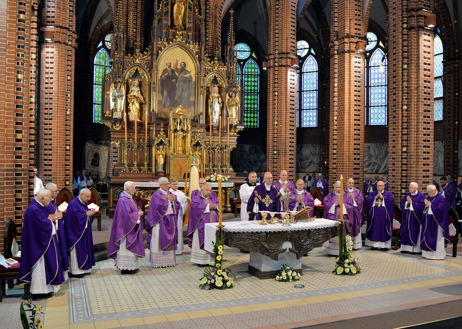 Zdjęcie w galerii na portalu naszraciborz.pl: Ostatnie pożegnanie śp. biskupa Jana Wieczorka [FOTO] wiadomości z regionu