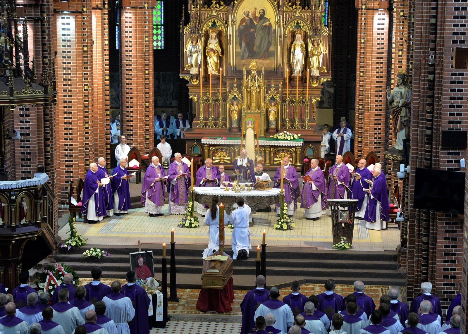 Zdjęcie w galerii na portalu naszraciborz.pl: Ostatnie pożegnanie śp. biskupa Jana Wieczorka [FOTO] wiadomości z regionu