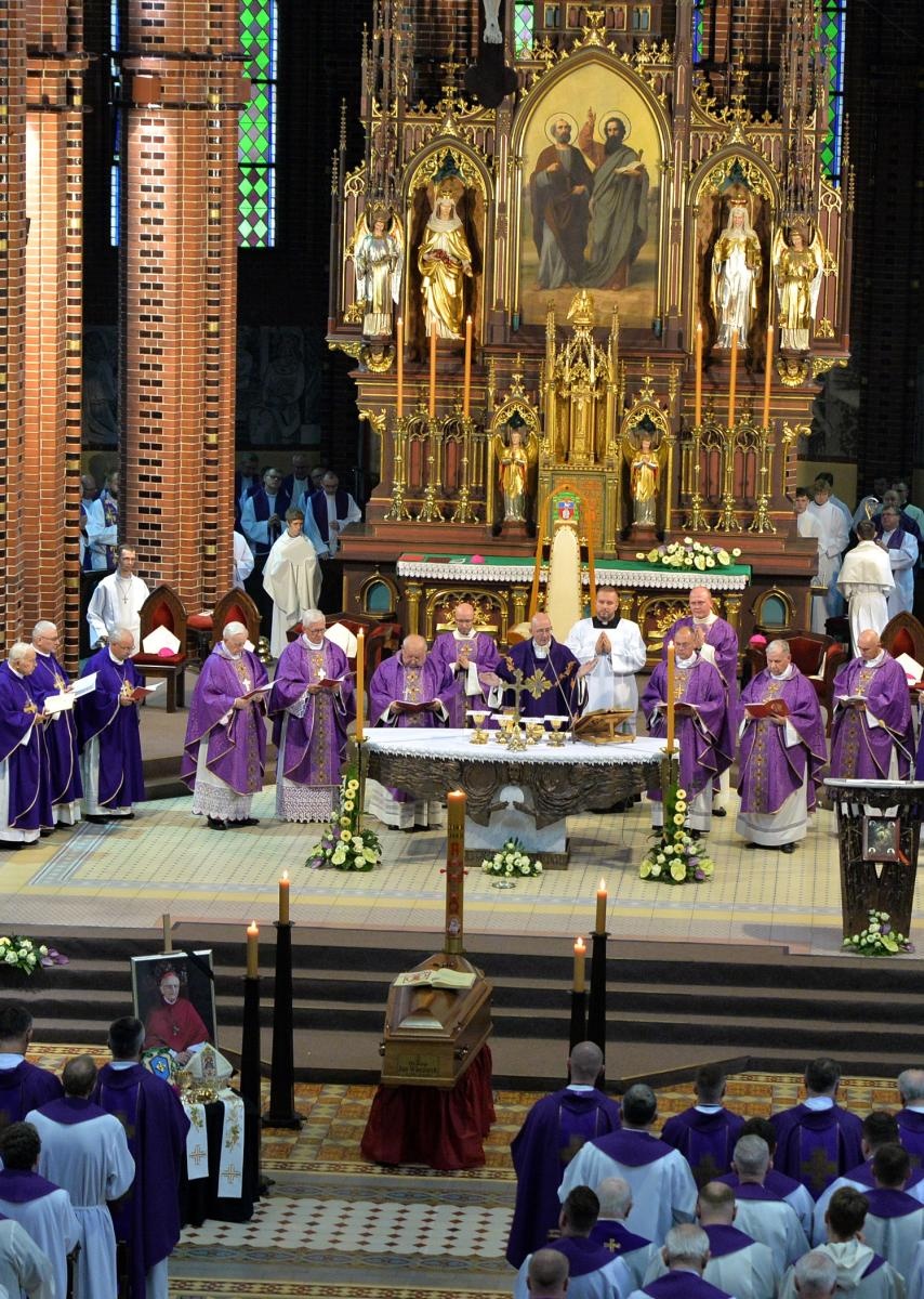 Zdjęcie w galerii na portalu naszraciborz.pl: Ostatnie pożegnanie śp. biskupa Jana Wieczorka [FOTO] wiadomości z regionu