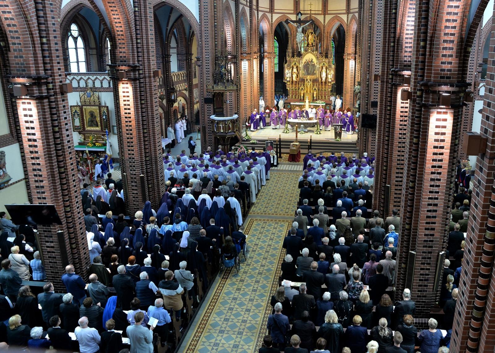 Zdjęcie w galerii na portalu naszraciborz.pl: Ostatnie pożegnanie śp. biskupa Jana Wieczorka [FOTO] wiadomości z regionu