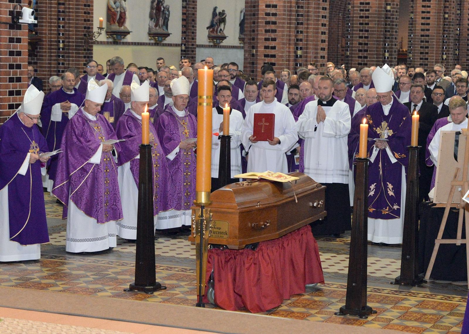 Zdjęcie w galerii na portalu naszraciborz.pl: Ostatnie pożegnanie śp. biskupa Jana Wieczorka [FOTO] wiadomości z regionu