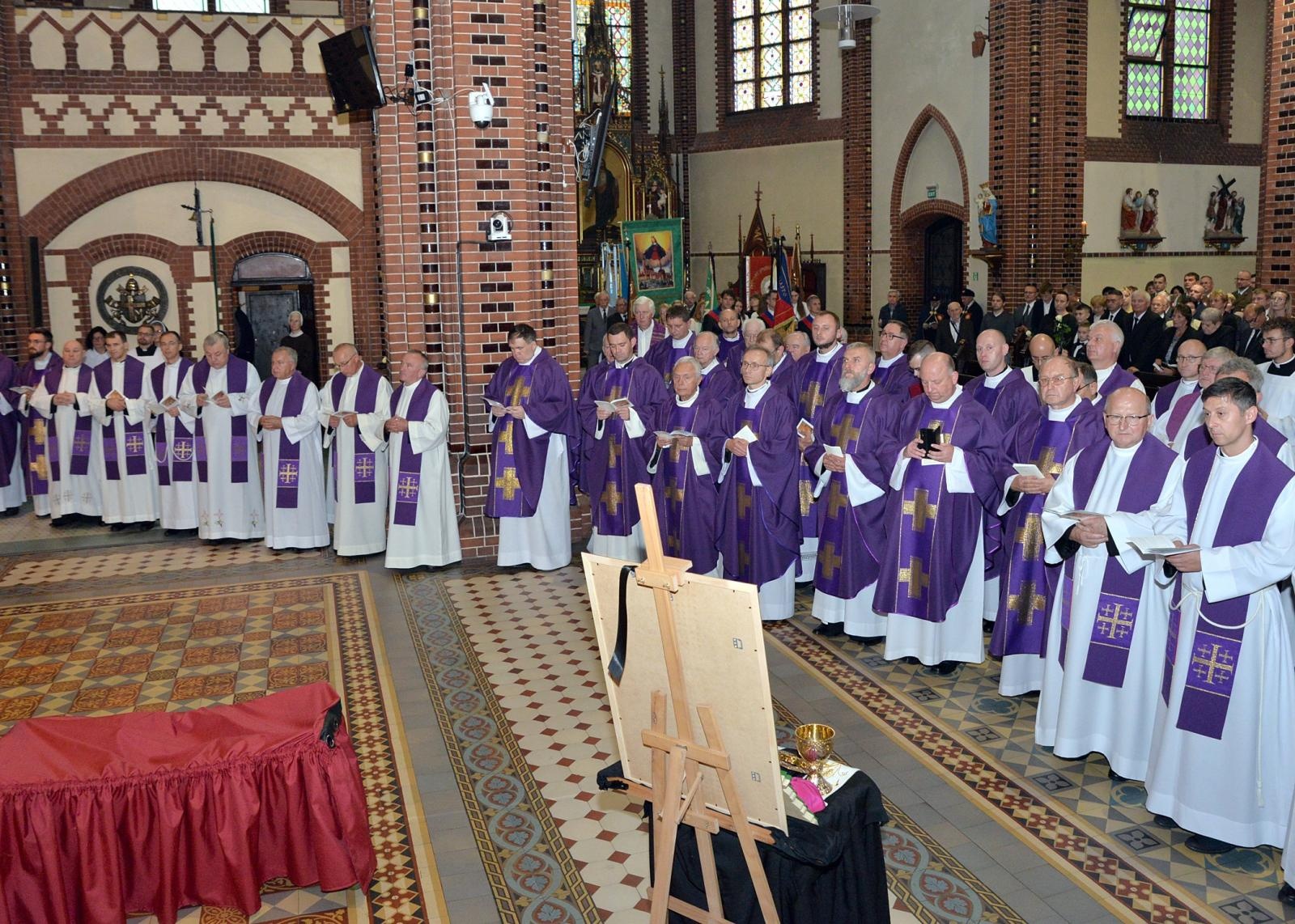 Zdjęcie w galerii na portalu naszraciborz.pl: Ostatnie pożegnanie śp. biskupa Jana Wieczorka [FOTO] wiadomości z regionu
