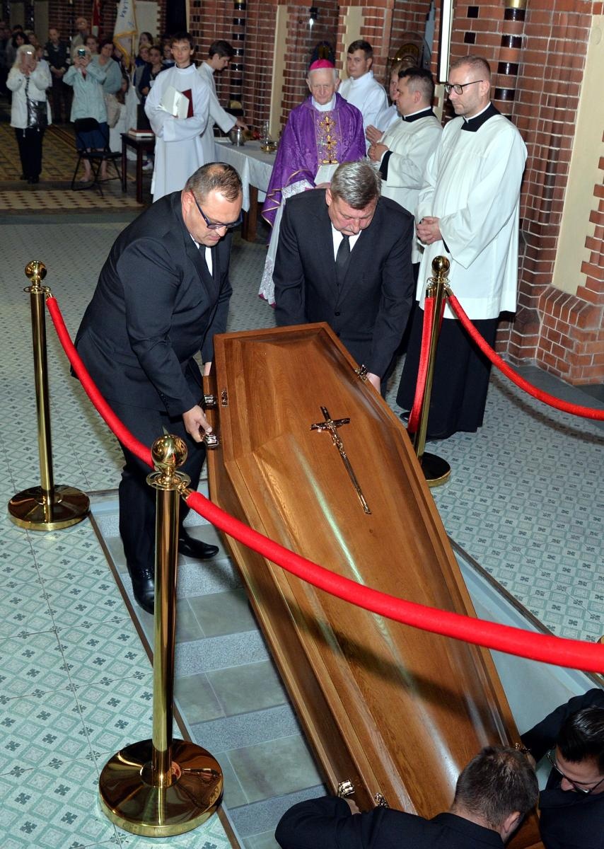 Zdjęcie w galerii na portalu naszraciborz.pl: Ostatnie pożegnanie śp. biskupa Jana Wieczorka [FOTO] wiadomości z regionu