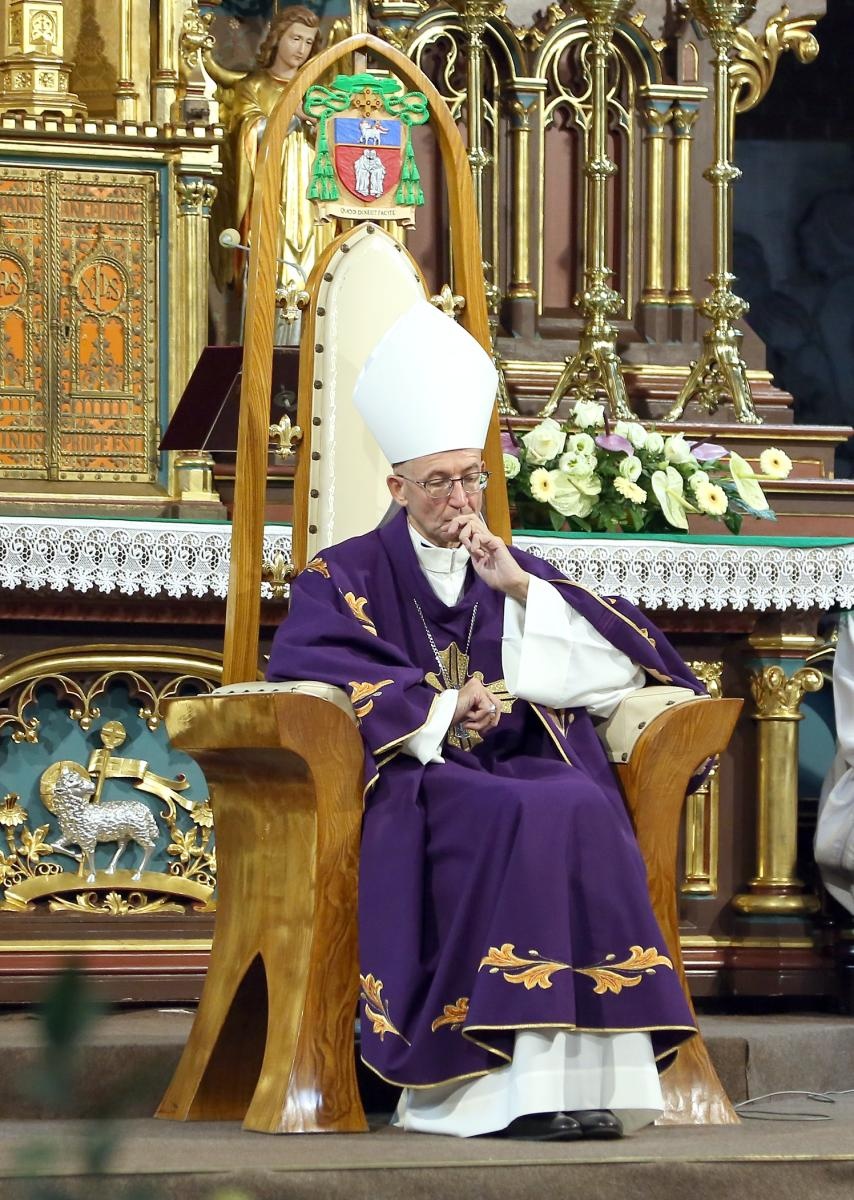 Zdjęcie w galerii na portalu naszraciborz.pl: Ostatnie pożegnanie śp. biskupa Jana Wieczorka [FOTO] wiadomości z regionu