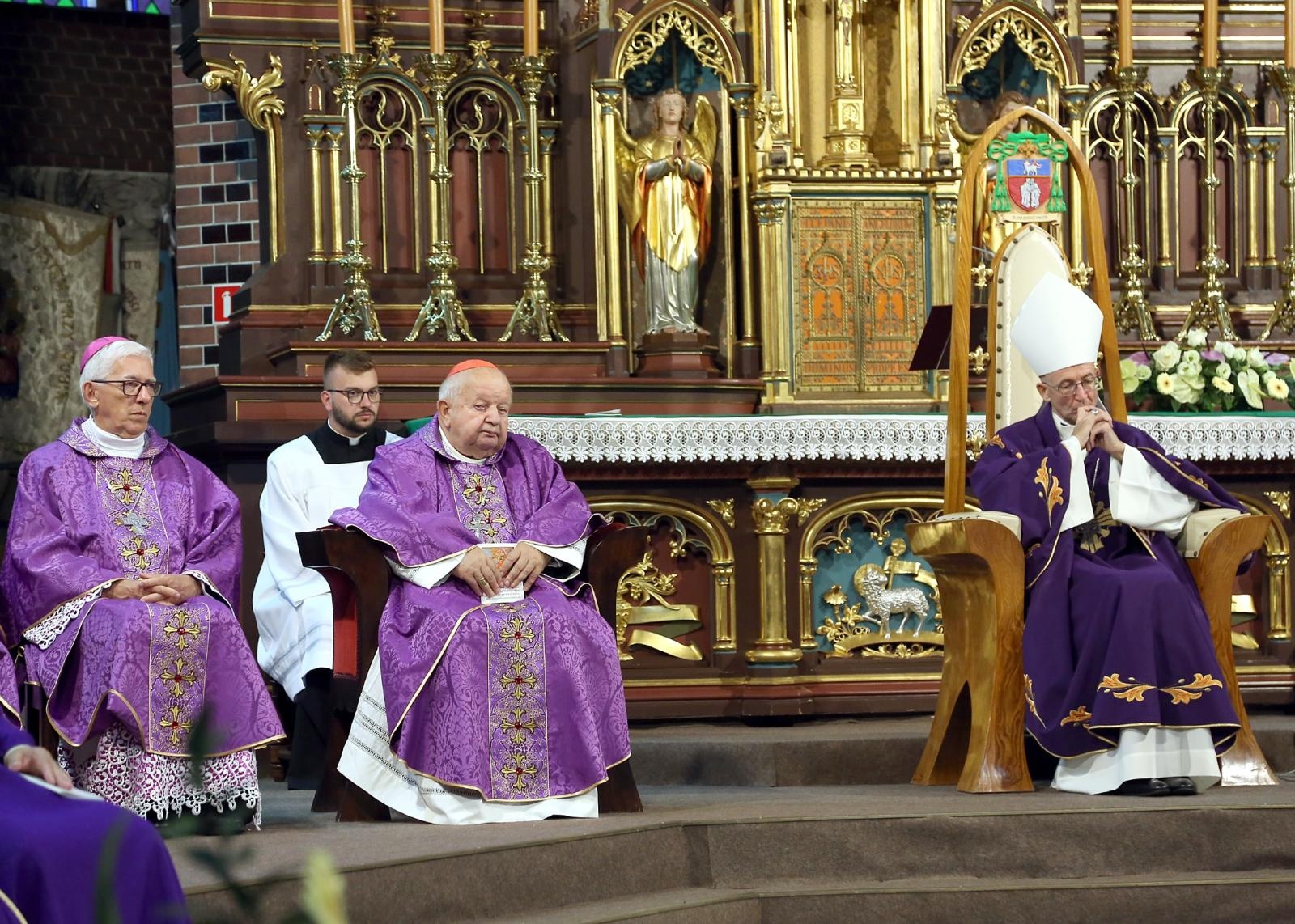 Zdjęcie w galerii na portalu naszraciborz.pl: Ostatnie pożegnanie śp. biskupa Jana Wieczorka [FOTO] wiadomości z regionu