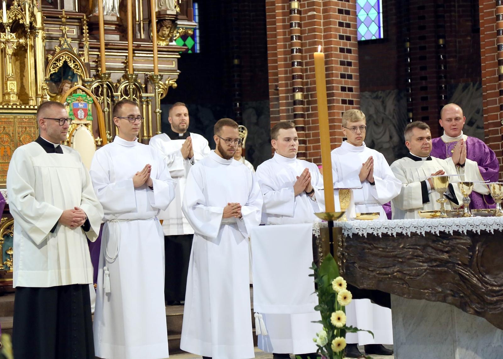 Zdjęcie w galerii na portalu naszraciborz.pl: Ostatnie pożegnanie śp. biskupa Jana Wieczorka [FOTO] wiadomości z regionu
