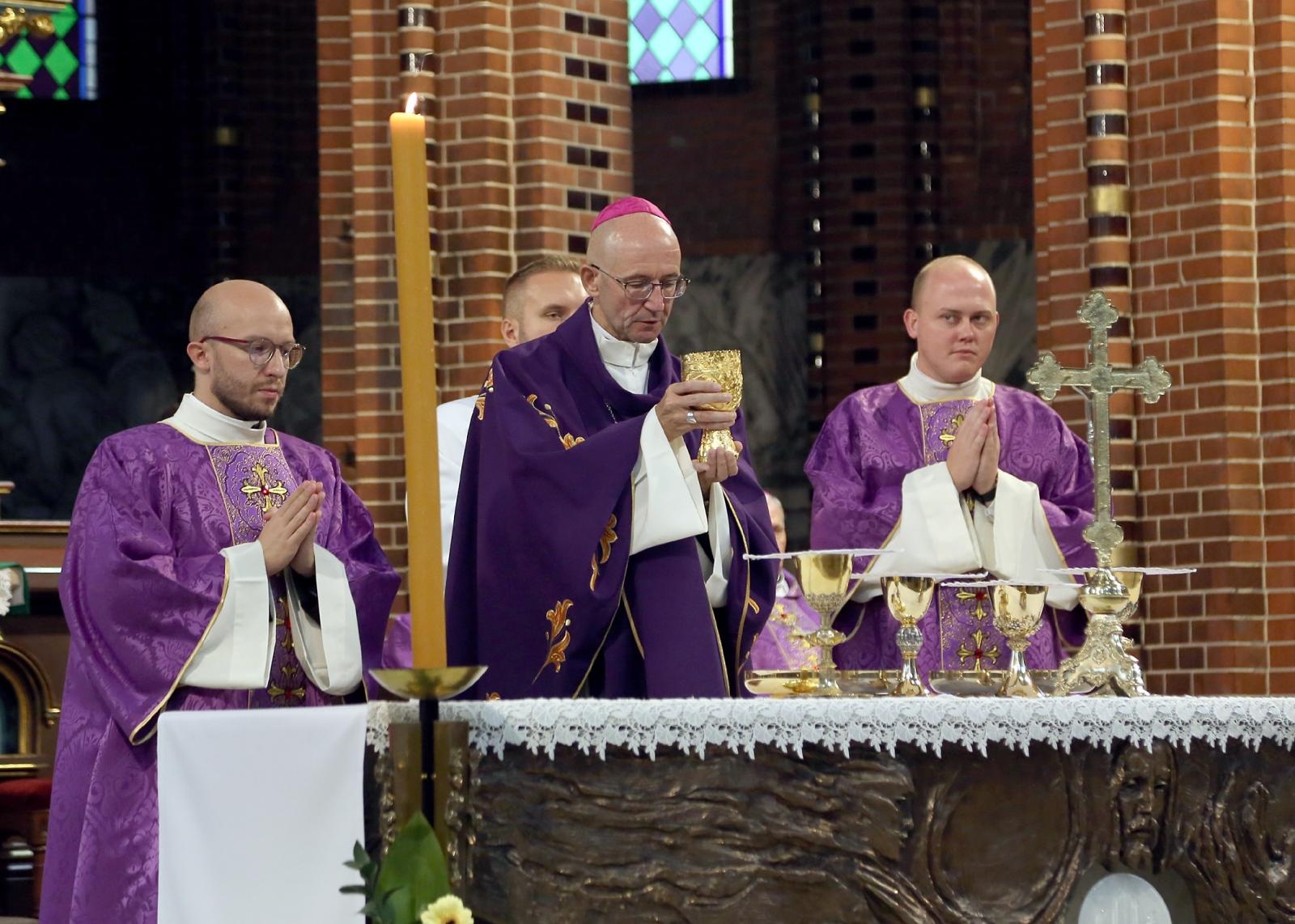 Zdjęcie w galerii na portalu naszraciborz.pl: Ostatnie pożegnanie śp. biskupa Jana Wieczorka [FOTO] wiadomości z regionu