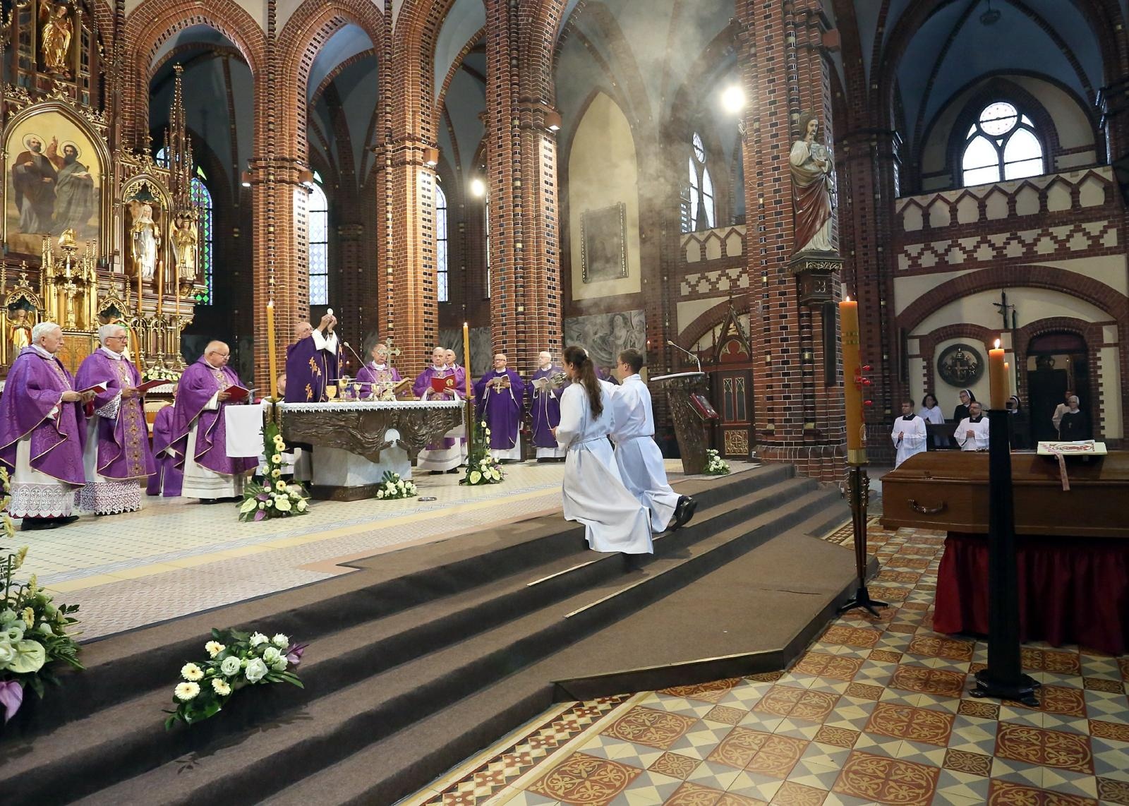 Zdjęcie w galerii na portalu naszraciborz.pl: Ostatnie pożegnanie śp. biskupa Jana Wieczorka [FOTO] wiadomości z regionu