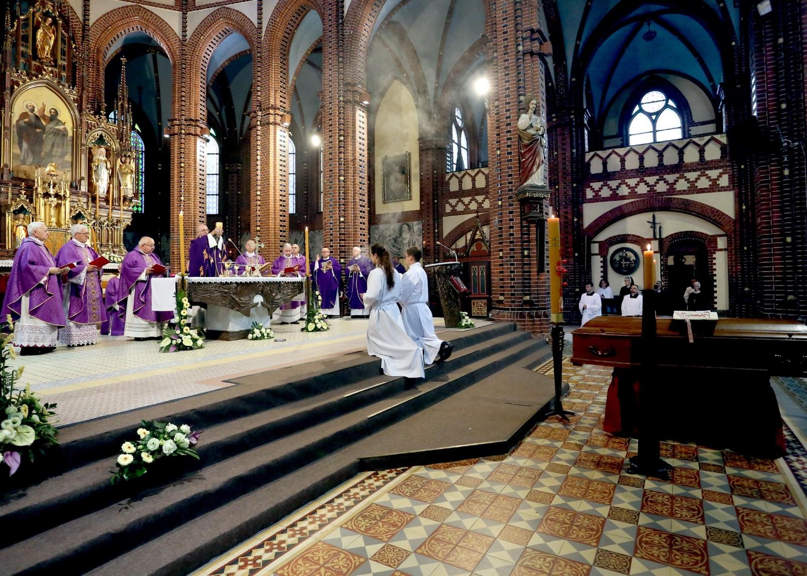 Zdjęcie w galerii na portalu naszraciborz.pl: Ostatnie pożegnanie śp. biskupa Jana Wieczorka [FOTO] wiadomości z regionu