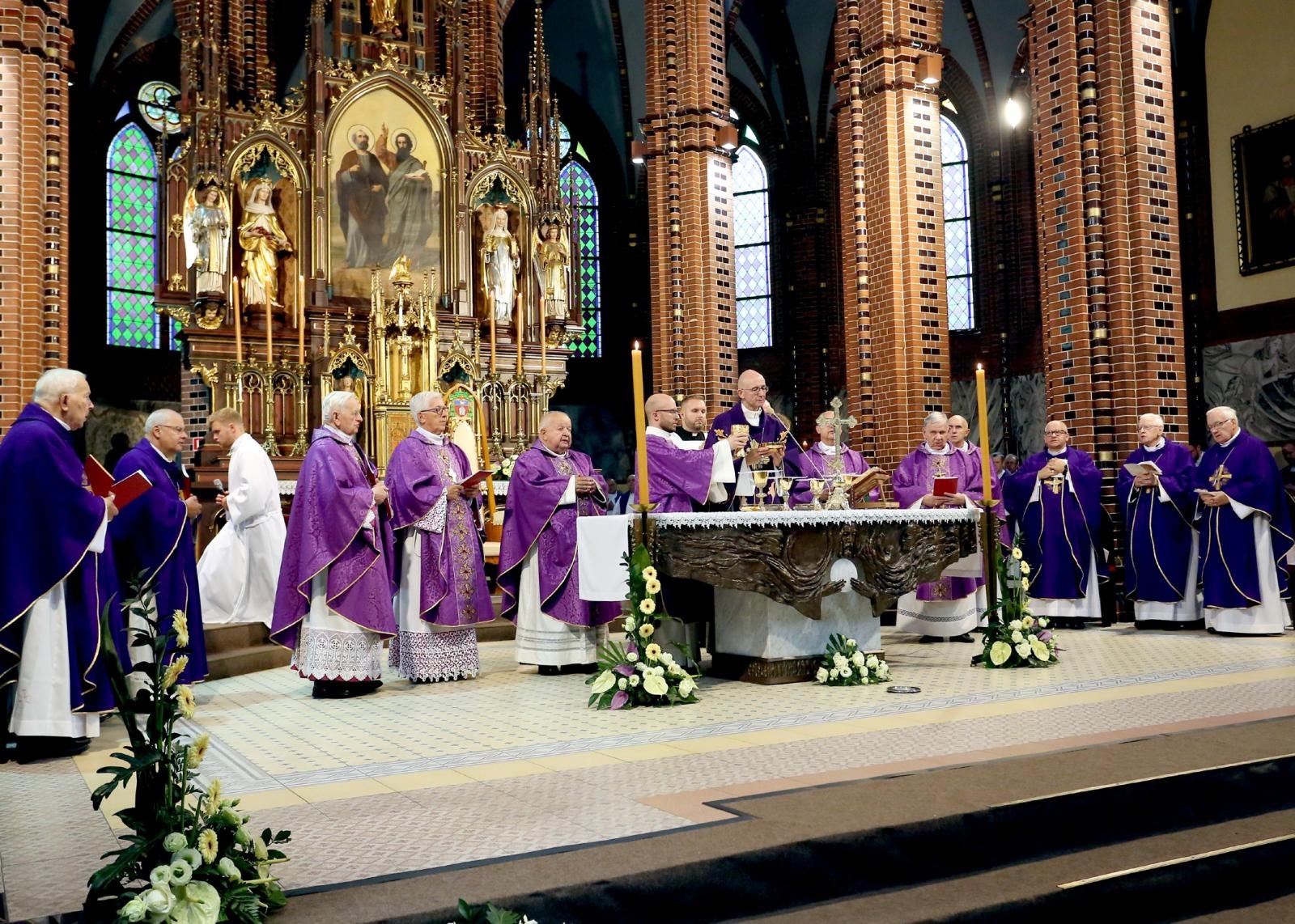 Zdjęcie w galerii na portalu naszraciborz.pl: Ostatnie pożegnanie śp. biskupa Jana Wieczorka [FOTO] wiadomości z regionu