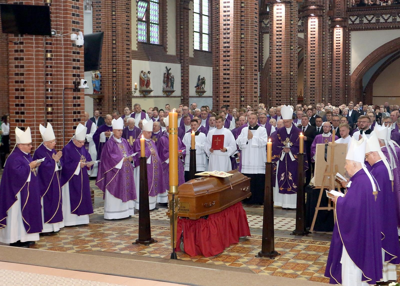 Zdjęcie w galerii na portalu naszraciborz.pl: Ostatnie pożegnanie śp. biskupa Jana Wieczorka [FOTO] wiadomości z regionu