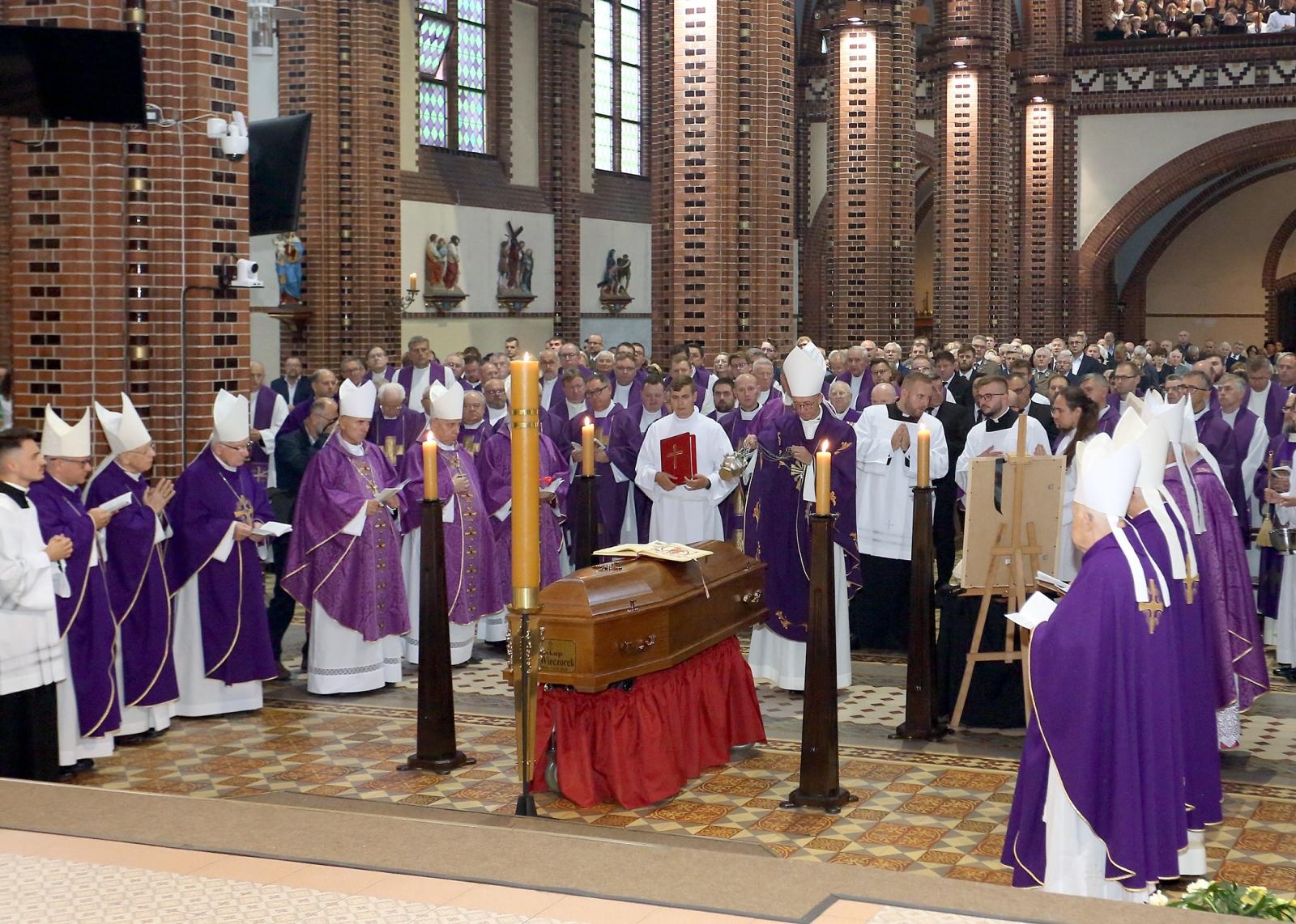 Zdjęcie w galerii na portalu naszraciborz.pl: Ostatnie pożegnanie śp. biskupa Jana Wieczorka [FOTO] wiadomości z regionu