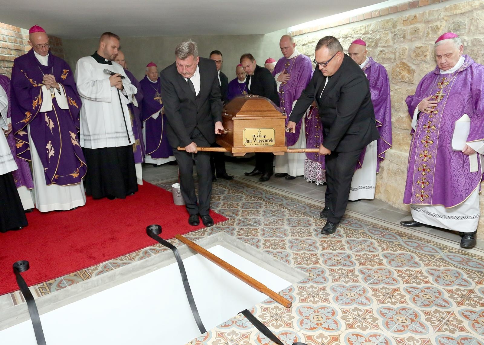 Zdjęcie w galerii na portalu naszraciborz.pl: Ostatnie pożegnanie śp. biskupa Jana Wieczorka [FOTO] wiadomości z regionu