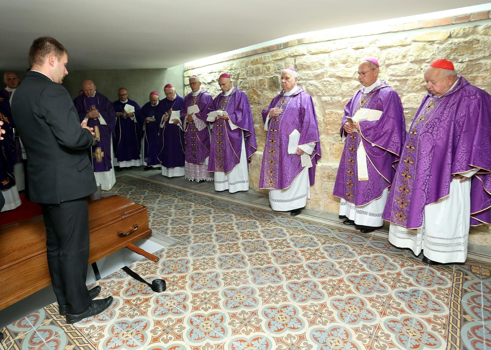 Zdjęcie w galerii na portalu naszraciborz.pl: Ostatnie pożegnanie śp. biskupa Jana Wieczorka [FOTO] wiadomości z regionu