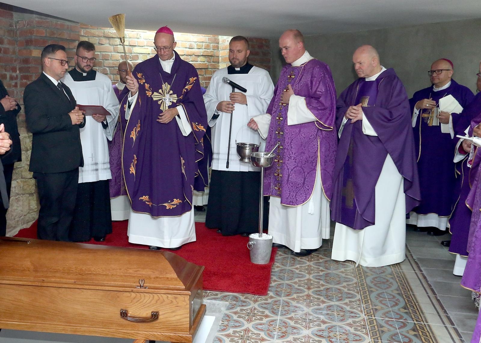 Zdjęcie w galerii na portalu naszraciborz.pl: Ostatnie pożegnanie śp. biskupa Jana Wieczorka [FOTO] wiadomości z regionu