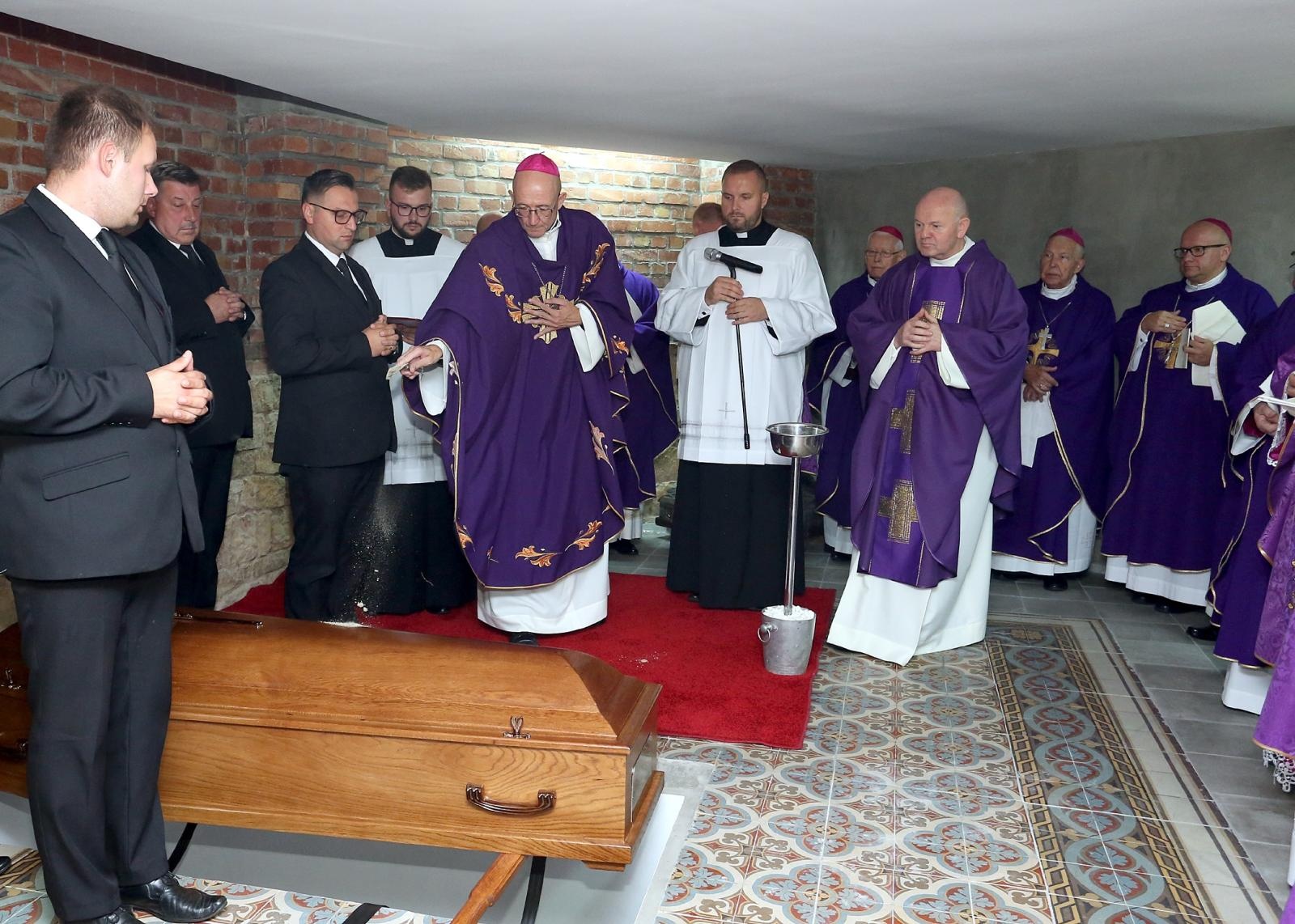 Zdjęcie w galerii na portalu naszraciborz.pl: Ostatnie pożegnanie śp. biskupa Jana Wieczorka [FOTO] wiadomości z regionu