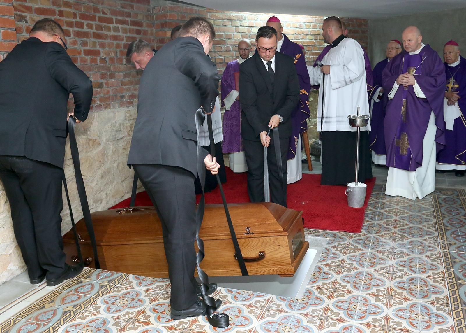 Zdjęcie w galerii na portalu naszraciborz.pl: Ostatnie pożegnanie śp. biskupa Jana Wieczorka [FOTO] wiadomości z regionu