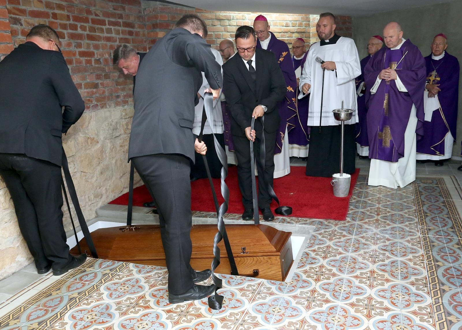 Zdjęcie w galerii na portalu naszraciborz.pl: Ostatnie pożegnanie śp. biskupa Jana Wieczorka [FOTO] wiadomości z regionu