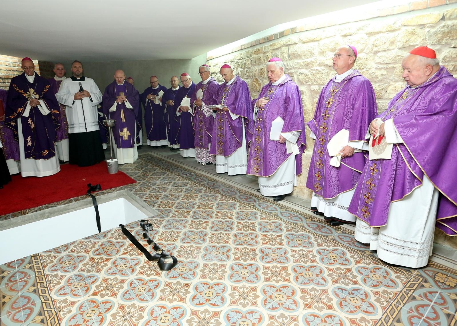 Zdjęcie w galerii na portalu naszraciborz.pl: Ostatnie pożegnanie śp. biskupa Jana Wieczorka [FOTO] wiadomości z regionu