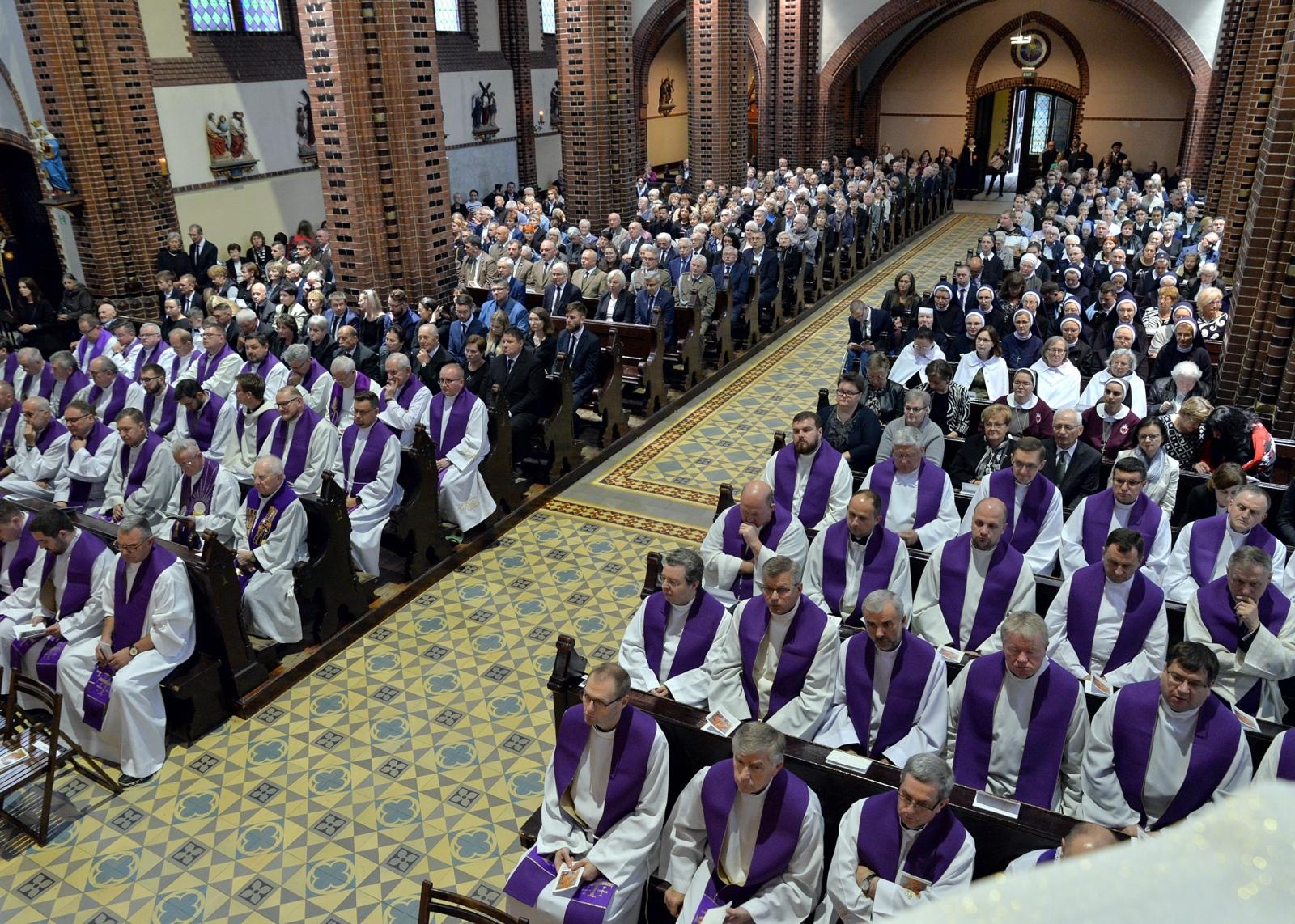 Zdjęcie w galerii na portalu naszraciborz.pl: Ostatnie pożegnanie śp. biskupa Jana Wieczorka [FOTO] wiadomości z regionu