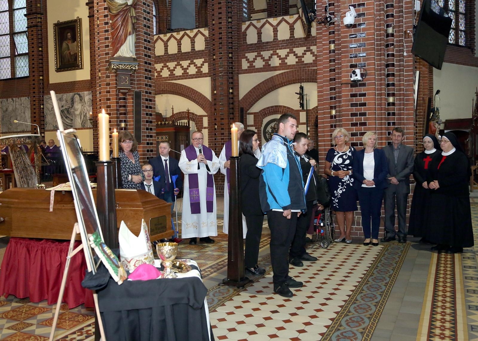 Zdjęcie w galerii na portalu naszraciborz.pl: Ostatnie pożegnanie śp. biskupa Jana Wieczorka [FOTO] wiadomości z regionu