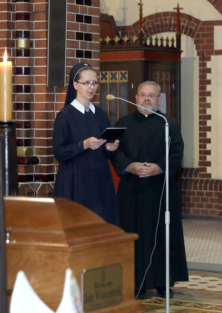 Zdjęcie w galerii na portalu naszraciborz.pl: Ostatnie pożegnanie śp. biskupa Jana Wieczorka [FOTO] wiadomości z regionu