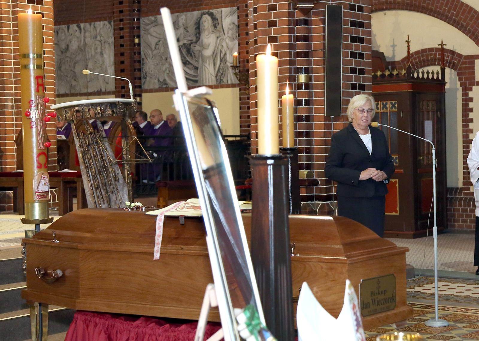 Zdjęcie w galerii na portalu naszraciborz.pl: Ostatnie pożegnanie śp. biskupa Jana Wieczorka [FOTO] wiadomości z regionu