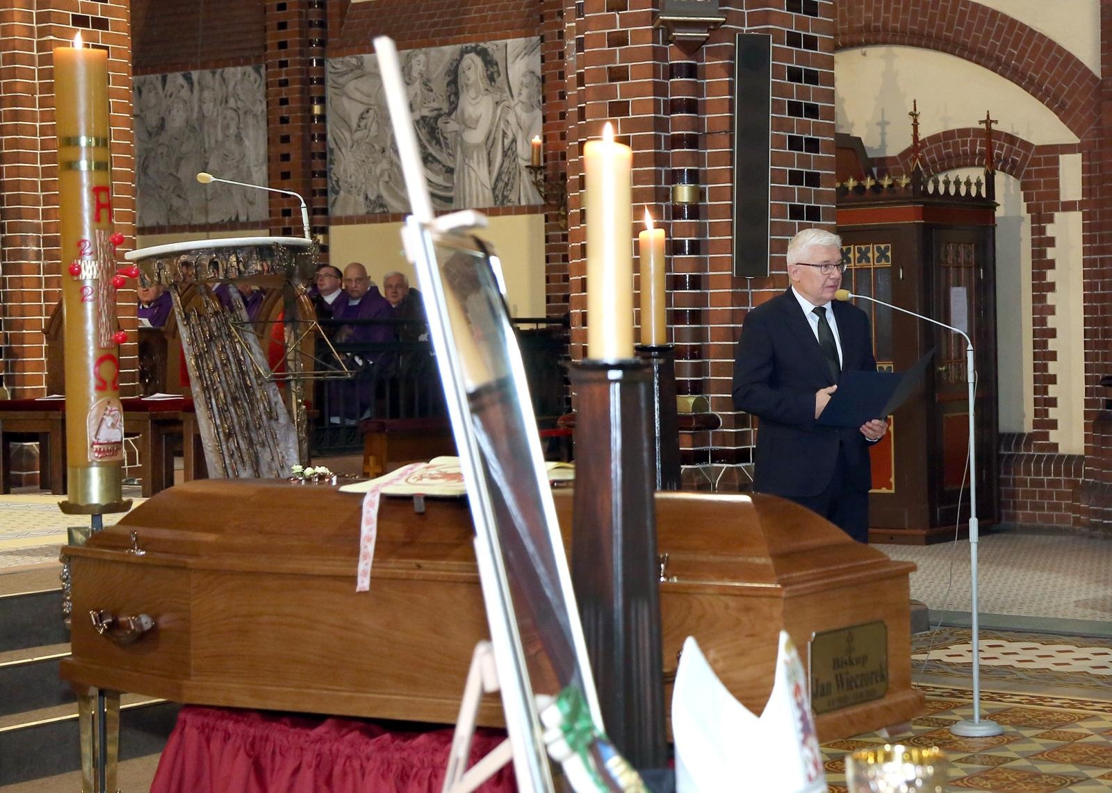 Zdjęcie w galerii na portalu naszraciborz.pl: Ostatnie pożegnanie śp. biskupa Jana Wieczorka [FOTO] wiadomości z regionu