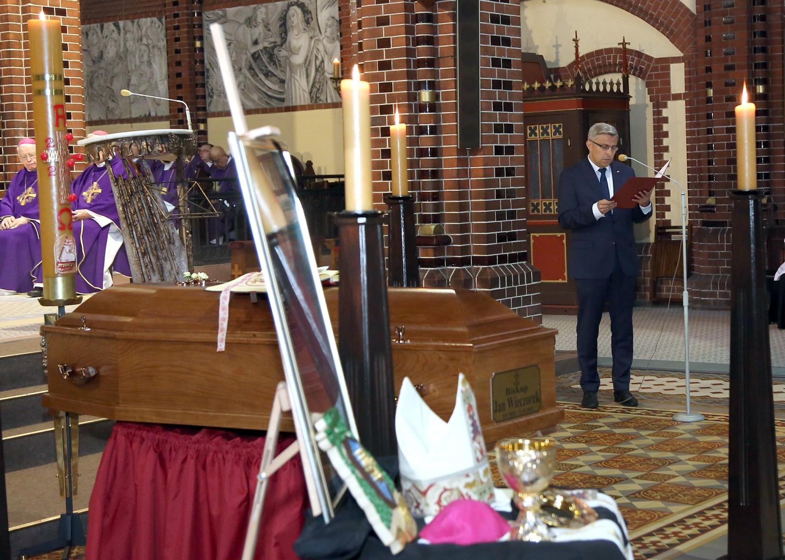 Zdjęcie w galerii na portalu naszraciborz.pl: Ostatnie pożegnanie śp. biskupa Jana Wieczorka [FOTO] wiadomości z regionu