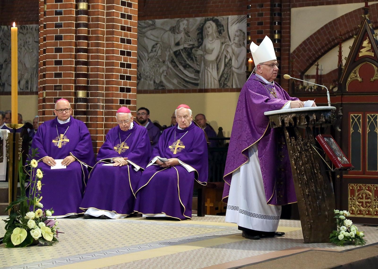 Zdjęcie w galerii na portalu naszraciborz.pl: Ostatnie pożegnanie śp. biskupa Jana Wieczorka [FOTO] wiadomości z regionu