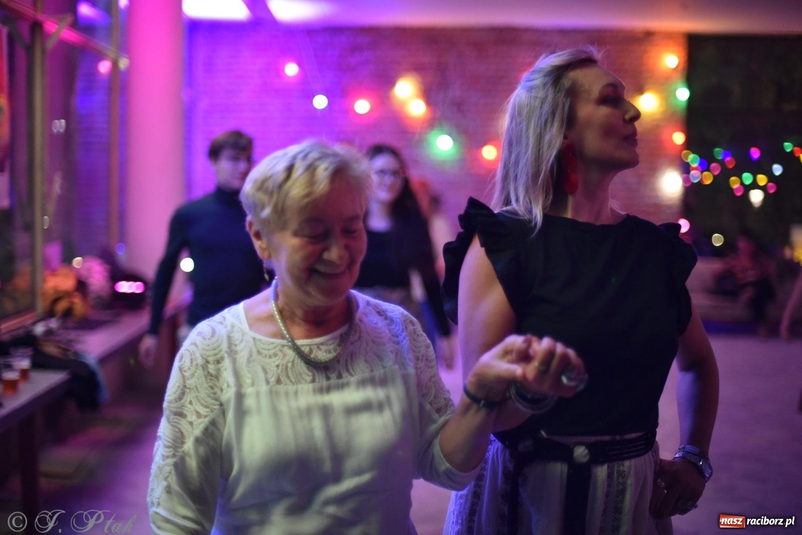 Zdjęcie w galerii na portalu naszraciborz.pl: Sobotnia potańcówka w Tęczowej [FOTO i WIDEO] wiadomości z regionu