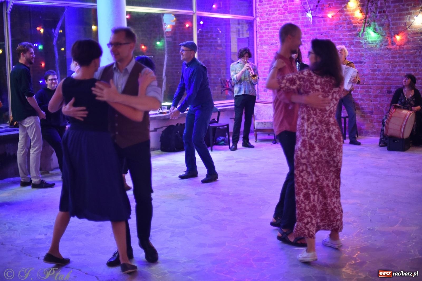 Zdjęcie w galerii na portalu naszraciborz.pl: Sobotnia potańcówka w Tęczowej [FOTO i WIDEO] wiadomości z regionu