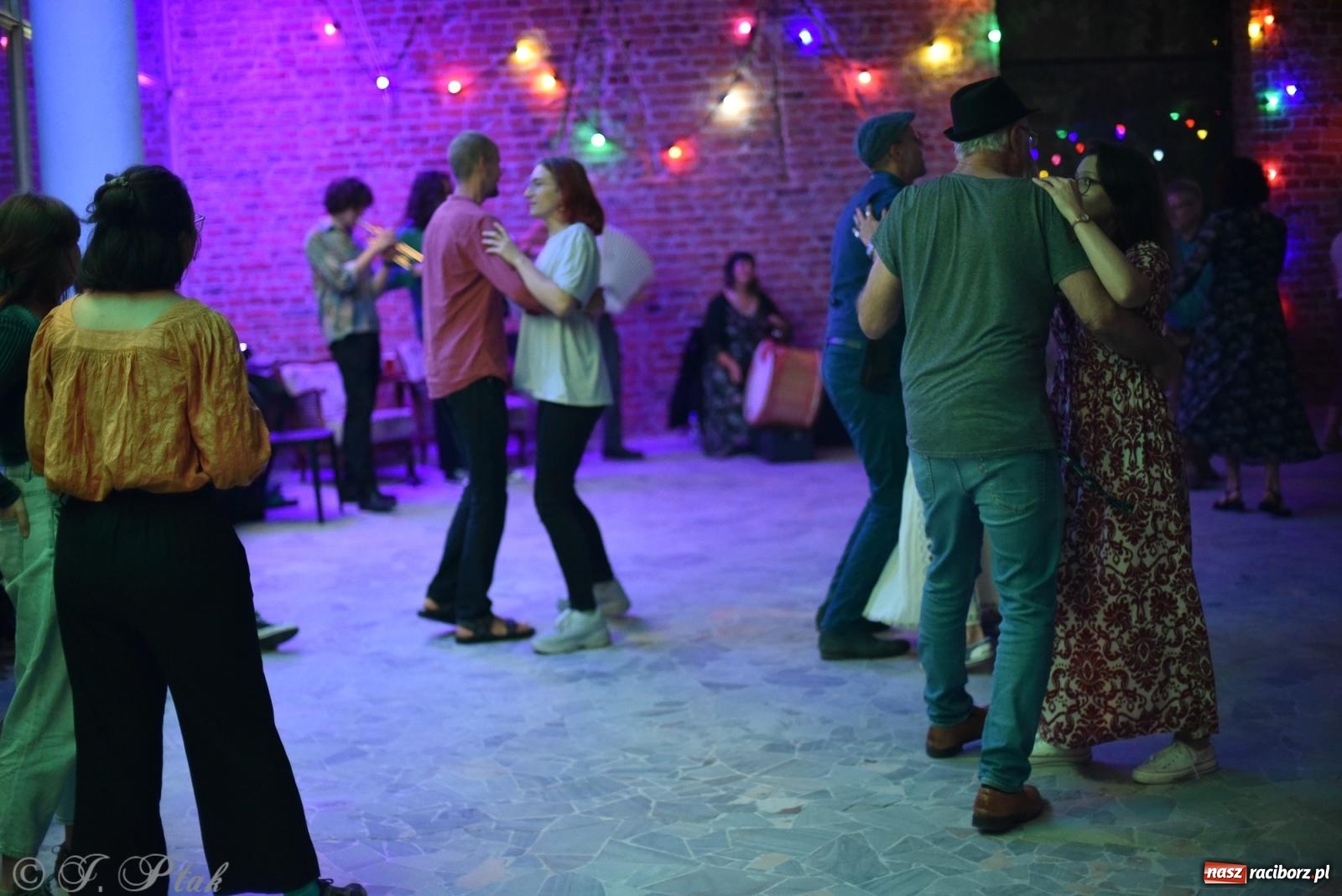 Zdjęcie w galerii na portalu naszraciborz.pl: Sobotnia potańcówka w Tęczowej [FOTO i WIDEO] wiadomości z regionu