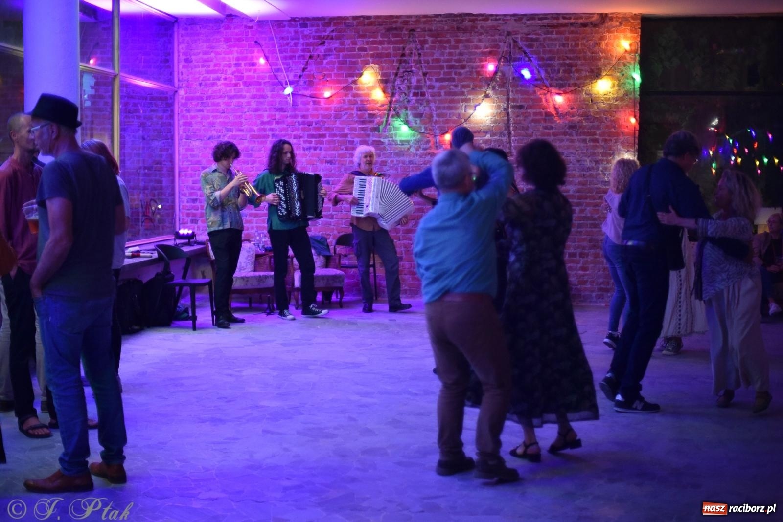 Zdjęcie w galerii na portalu naszraciborz.pl: Sobotnia potańcówka w Tęczowej [FOTO i WIDEO] wiadomości z regionu