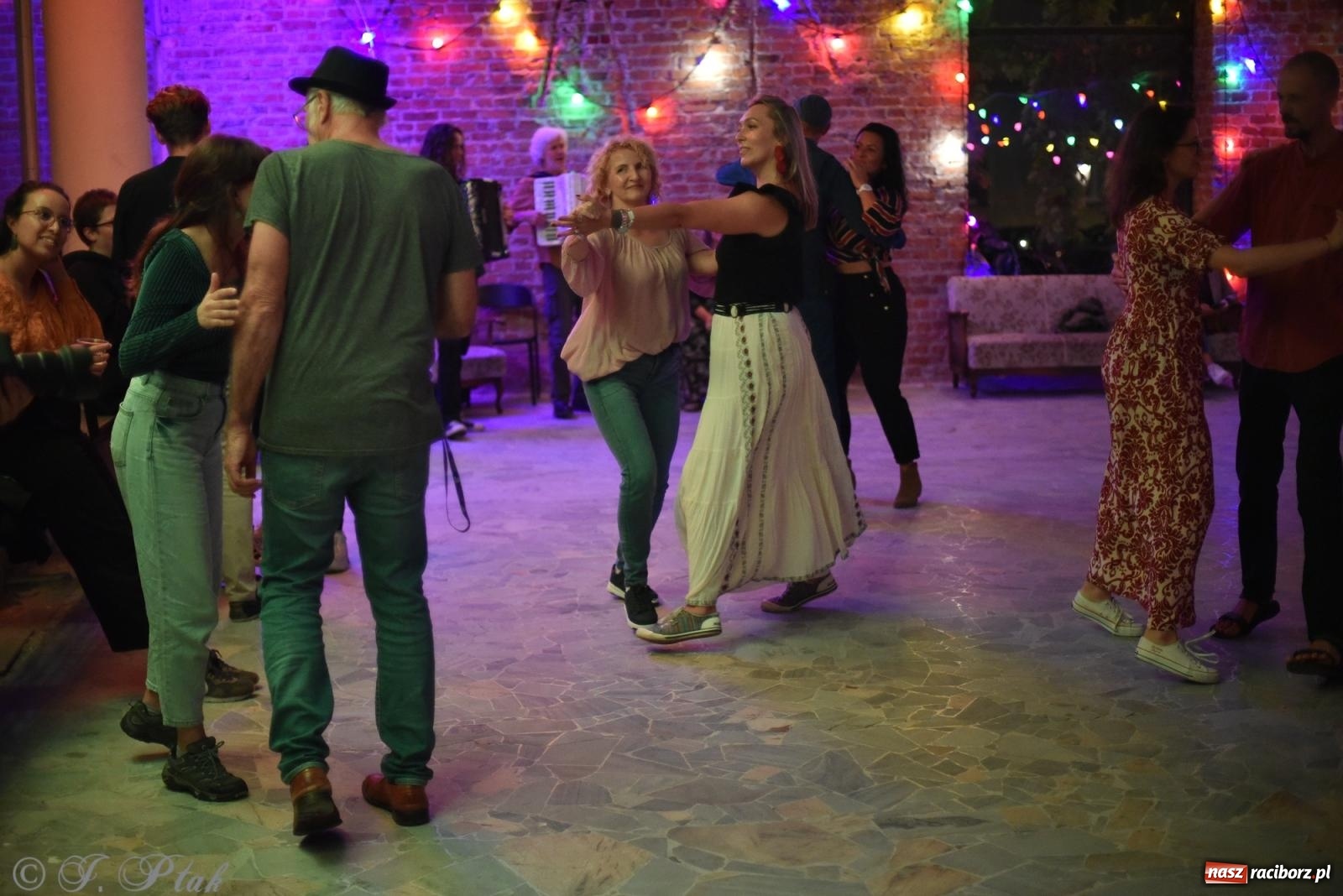 Zdjęcie w galerii na portalu naszraciborz.pl: Sobotnia potańcówka w Tęczowej [FOTO i WIDEO] wiadomości z regionu