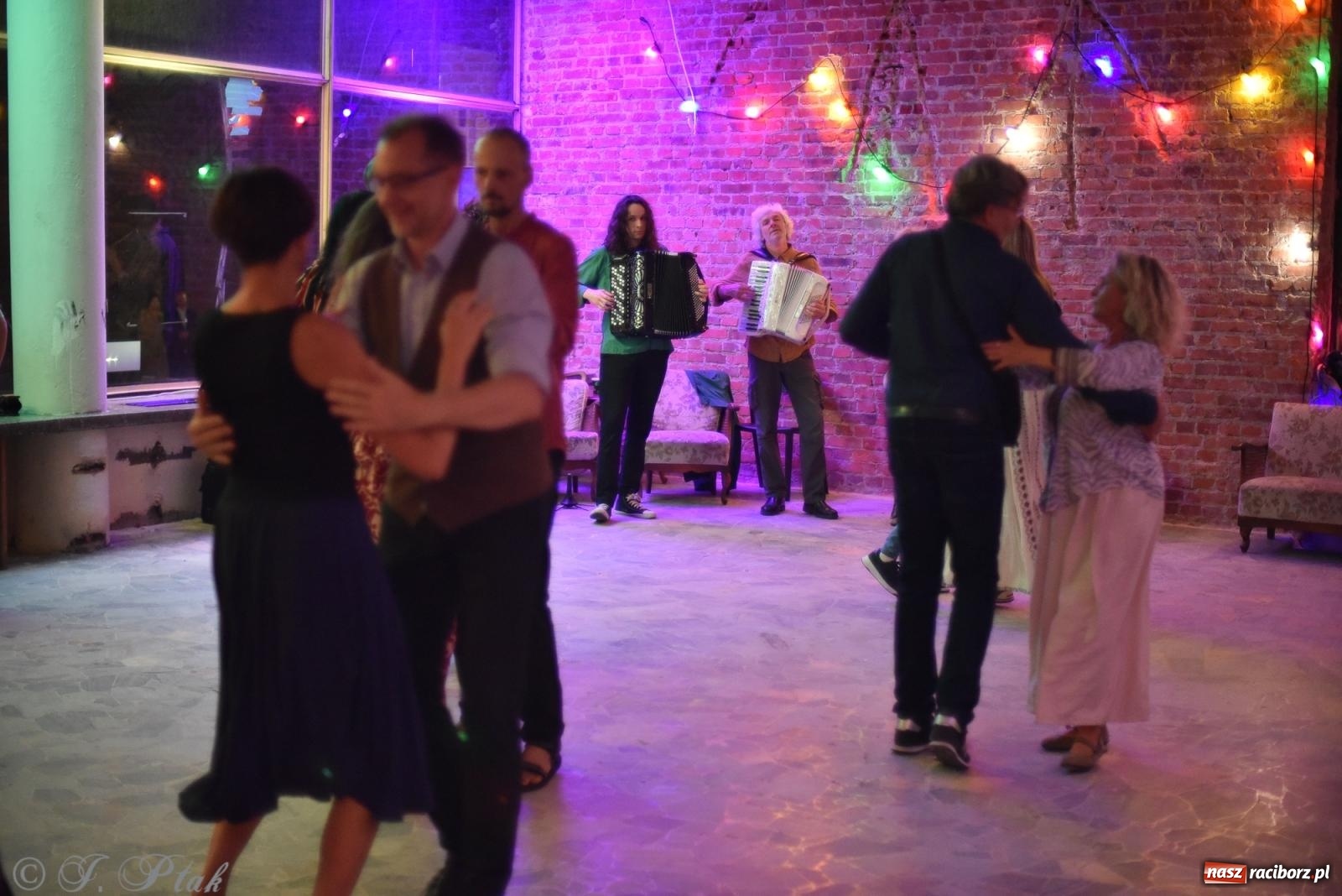 Zdjęcie w galerii na portalu naszraciborz.pl: Sobotnia potańcówka w Tęczowej [FOTO i WIDEO] wiadomości z regionu