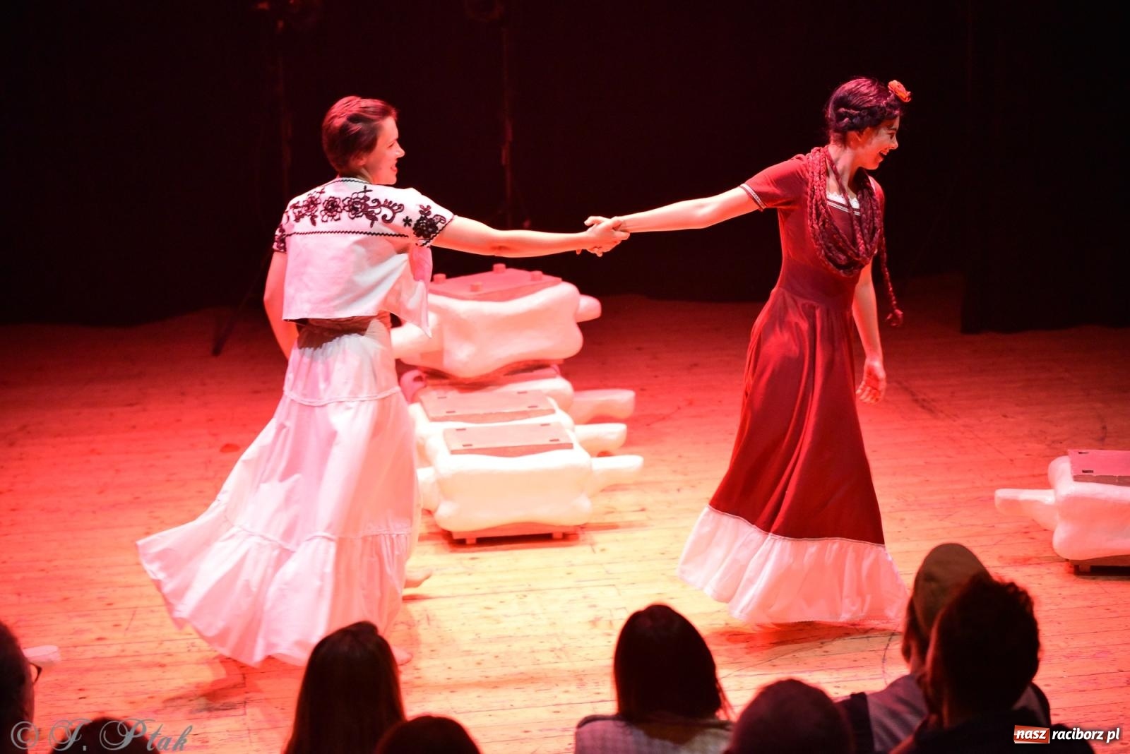 Zdjęcie w galerii na portalu naszraciborz.pl: Frida la Vida! - spektakl inspirowany życiem Fridy Kahlo na deskach RCK wiadomości z regionu